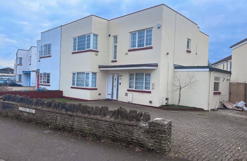 Weston-super-Mare Maison | Art Deco 5-bedroom house with WiFi in Weston-super-Mare Close to Beach & Town
