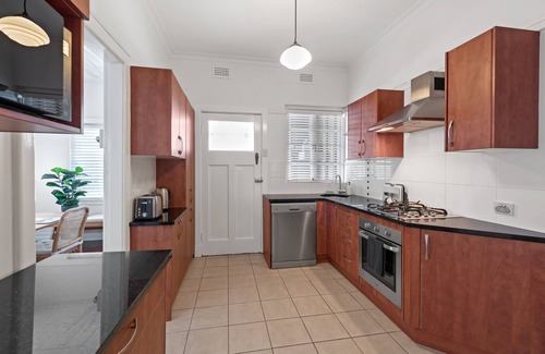 Clayfield Appartement | Art Deco in Ascot! ~ 2Bed / 1Bath / 1Car