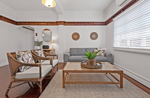 Clayfield Appartement | Art Deco in Ascot! ~ 2Bed / 1Bath / 1Car