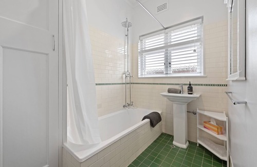 Clayfield Appartement | Art Deco in Ascot! ~ 2Bed / 1Bath / 1Car
