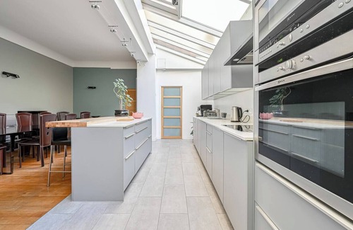 Levallois-Perret Appartement | “Art Deco” private mansion 220m2 spread over 3 levels, 5 bedrooms, 5 bathrooms