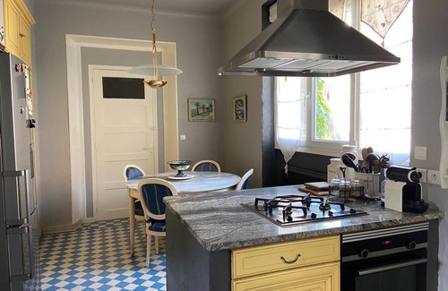 Dole Villa | Maison de centre ville art déco avec piscine pour 8 personnes maximums