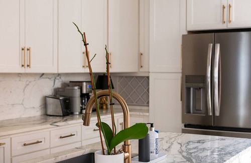 West Riverside Cottage | Art-filled 2-bedroom cottage with WiFi and AC in New Orleans
