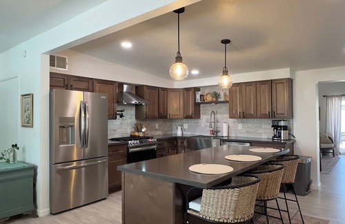 Swan Way Park Maison | Art-Filled Desert Escape in Central Tucson