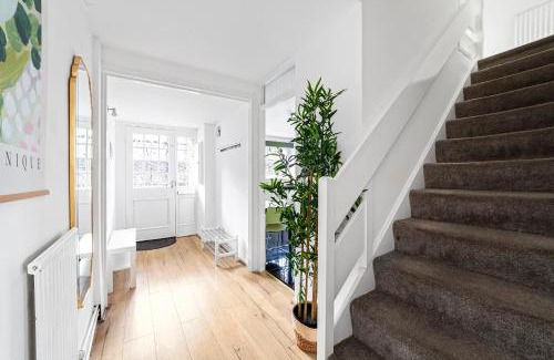 Haggerston Maison | Arte Stays - 3-Bedroom Bright House London, Haggerston, Garden, Parking, 8 min walk to Haggerston Station, weekly or monthly stays, serviced accommodation - 7 guests