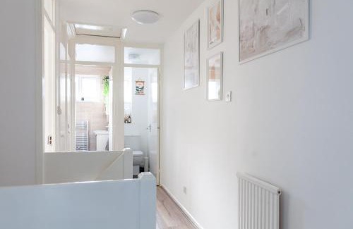 Haggerston Maison | Arte Stays - 3-Bedroom Bright House London, Haggerston, Garden, Parking, 8 min walk to Haggerston Station, weekly or monthly stays, serviced accommodation - 7 guests