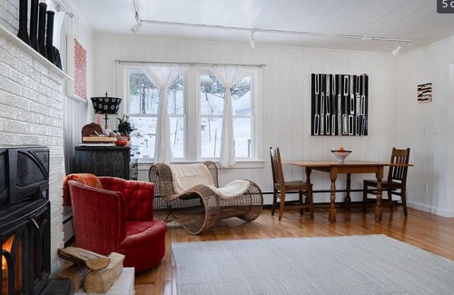 Philmont Maison | Artist's home near the woods - close to skiing, vineyards, High Falls, Hudson