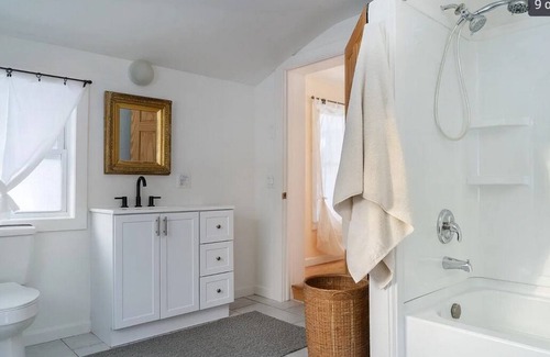 Philmont Maison | Artist's home near the woods - close to skiing, vineyards, High Falls, Hudson