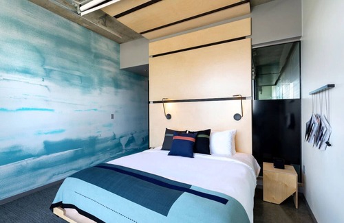 River North Art District Hôtel | Artistic Boutique Hotel w/ Japanese Tubs, Cozy Furnishings & Rooftop Views