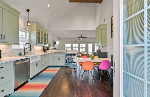 Dickinson Maison | Artistic & Charming 2-bedroom house on quiet lake near NASA and Galveston