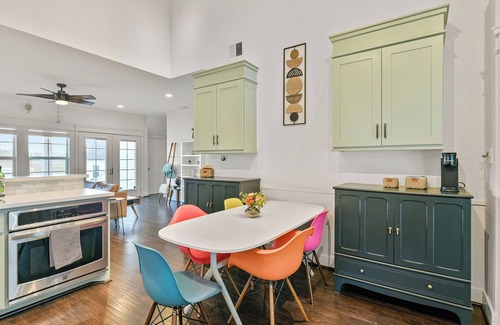 Dickinson Maison | Artistic & Charming 2-bedroom house on quiet lake near NASA and Galveston