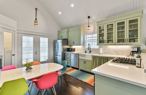 Dickinson Maison | Artistic & Charming 2-bedroom house on quiet lake near NASA and Galveston