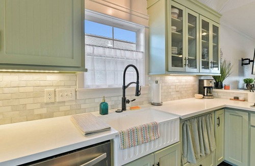 Dickinson Maison | Artistic & Charming 2-bedroom house on quiet lake near NASA and Galveston