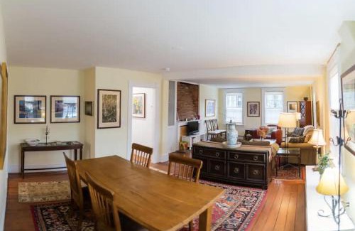 Salem Appartement | Artistic Historical home, walkDT