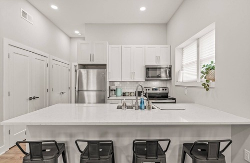 Conshohocken Appartement | Artistic King Bed Apt w/Free Parking Built in 2023