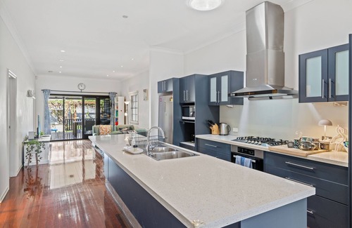 Norman Park Maison | Artistic Queenslander with Park Views - near City!