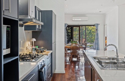Norman Park Maison | Artistic Queenslander with Park Views - near City!