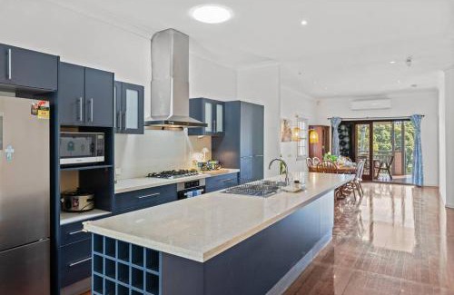 Norman Park Maison | Artistic Queenslander with Park Views - near City!