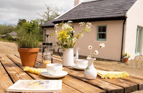 Spiddal Cottage | Artists' Cottage (Entire) @ Multi Award-Winning Cnoc Suain