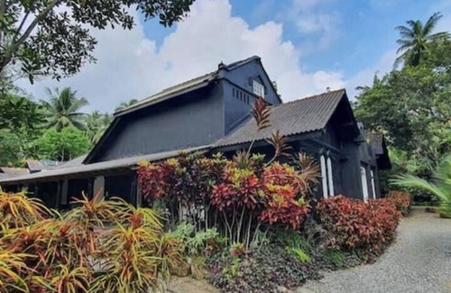 Bope-Poddala Villa | Artists Garden Haven 7 Bedroom with 9KS Beds Close to Beaches near Galle