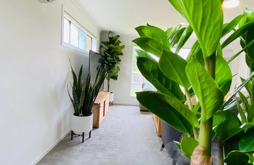 Doreen Maison | Artsy,Modern Family Friendly House w Large Garden