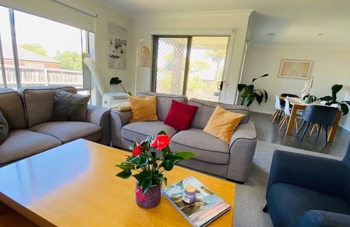 Doreen Maison | Artsy,Modern Family Friendly House w Large Garden