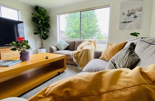 Doreen Maison | Artsy,Modern Family Friendly House w Large Garden