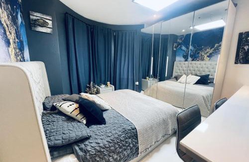 Caterham Maison | Artsy Retreat - Sleeps 6 Free Parking & Balcony