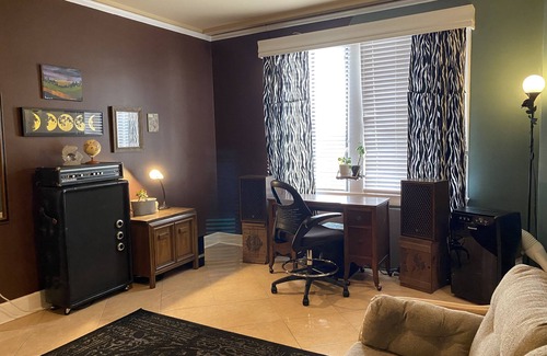 West Gateway Copropriété | Artsy Studio Condo in a historic building in downtown Long Beach