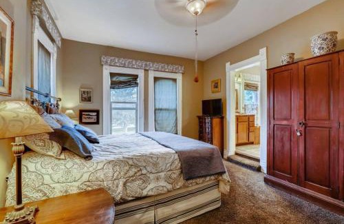 Whittier Maison | Artsy Victorian Great Location And Amazing Outdoor Space