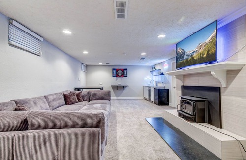 Allendale Area Maison | Arvada Oasis + New Hot Tub Sleeps up to 16 with 6 Cozy Beds!!