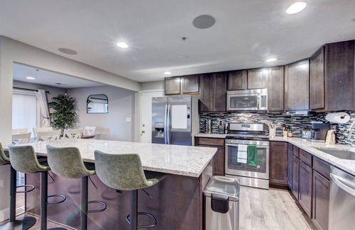 Allendale Area Maison | Arvada Oasis + New Hot Tub Sleeps up to 16 with 6 Cozy Beds!!
