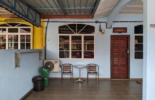 Alor Gajah Chalet De Ski | Aryani Homestay