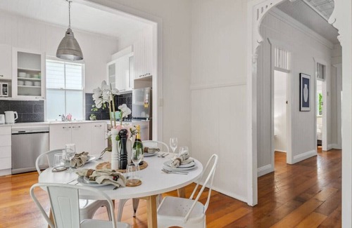 Ascot Maison | Ascot Vintage 4BR Queenslander w/ Mall at Doorstep