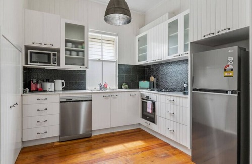 Ascot Maison | Ascot Vintage 4BR Queenslander w/ Mall at Doorstep