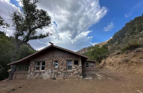 Globe Maison | Ash Creek Canyon Mining Cabin Chrysotile Arizona