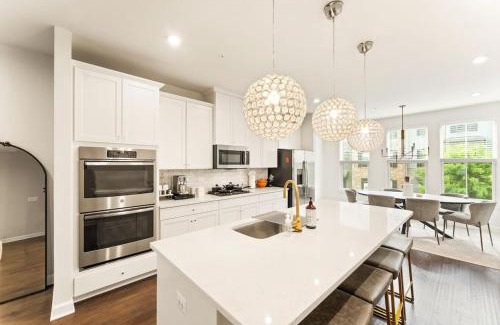 Ashburn Maison | Ashburn 4-BR Homestay Close to Dulles & METRO