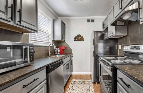 Royal Bryan Appartement | Asheville: 2 Bedroom/Walk to A&M/Comfy King Beds