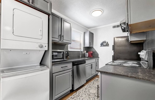 Royal Bryan Appartement | Asheville: 2 Bedroom/Walk to A&M/Comfy King Beds