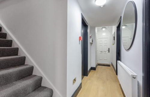 Ashton-under-Lyne Maison | Ashton Getaway Sleeps 14 Free Parking