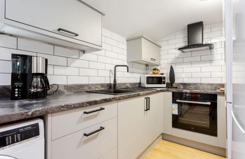 Ashton-under-Lyne Maison | Ashton Getaway Sleeps 14 Free Parking