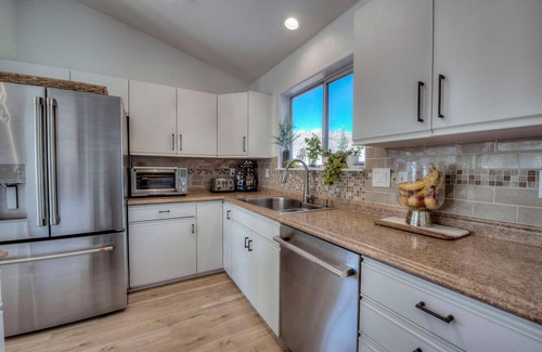 Corinthian Hills Maison | Instaworthy home, hot tub!20 mins to Breck! Across from Lake Dillon &concerts!