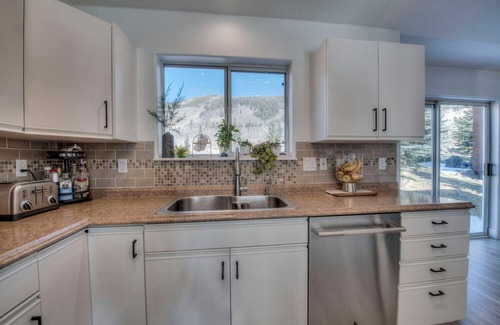 Corinthian Hills Maison | Instaworthy home, hot tub!20 mins to Breck! Across from Lake Dillon &concerts!