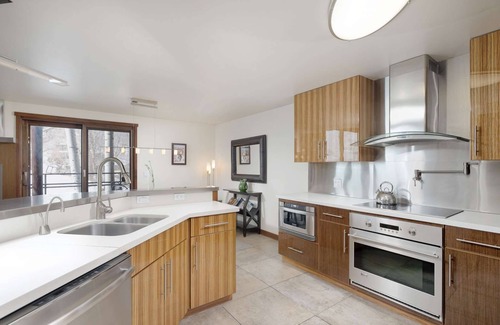 Aspen Copropriété | Luxury Aspen Retreat - À pied des restaurants / boutiques, des 2 balcons, du bain à remous et de la piscine extérieure / Tennis en été