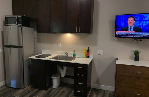 Old Town Hôtel | Assessable Studio equipped kitchen, Queen bed + Full sofa-bed. Walk to Old Town