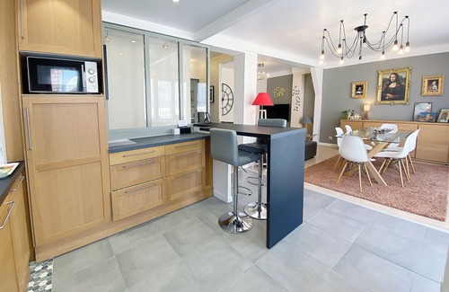 Reims Appartement | At Clém's, 8 people, private garage, wifi + Netflix