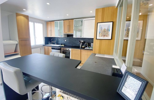 Reims Appartement | At Clém's, 8 people, private garage, wifi + Netflix