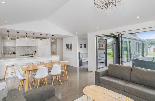 Pauanui Maison | At Home at the Lakes - Pauanui Holiday Home