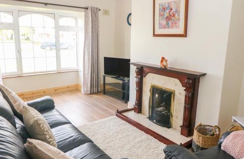 Newcastle West Maison | At Home in Oak Park