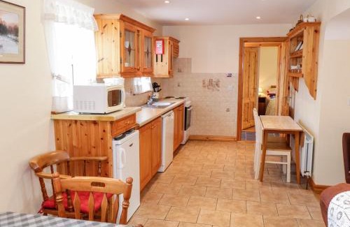 Louisburgh Maison | At the Crossroads